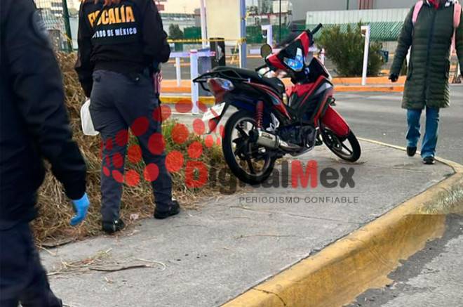 Muere motociclista tras derrapar e impactar contra valla en Toluca