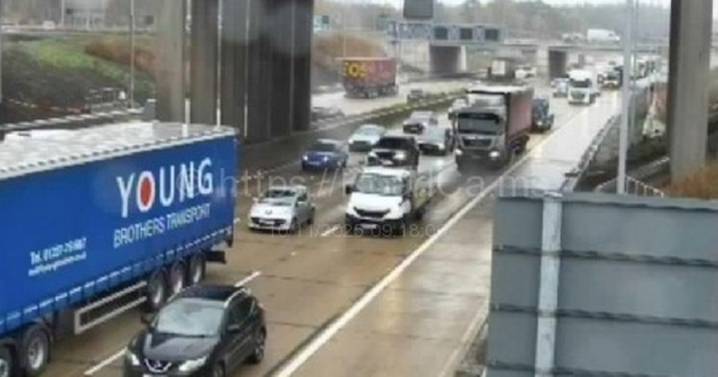 Multi-vehicle crash on M25 as five cars and van collide casing 'long delays'