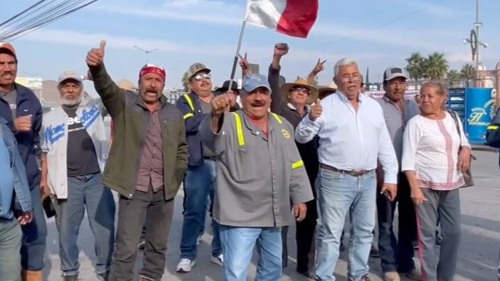 Claman liquidación con caminata; llegan exobreros de AHMSA a Región Sureste