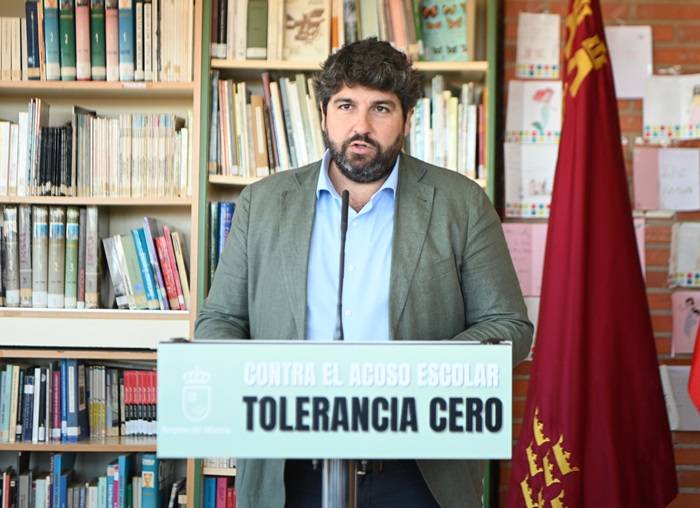López Miras anuncia un nuevo Decreto de Convivencia Escolar que amplía su ámbito de aplicación al transporte y comedores