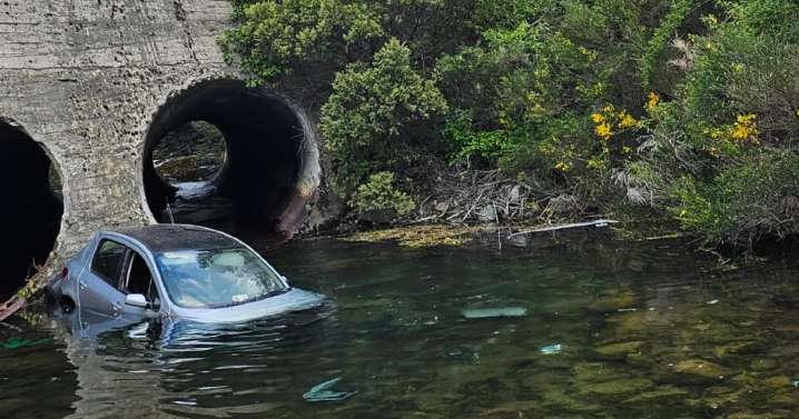 Accidente en la Ruta 40: un vehículo cayó al arroyo Guillelmo cerca de Villa Mascardi