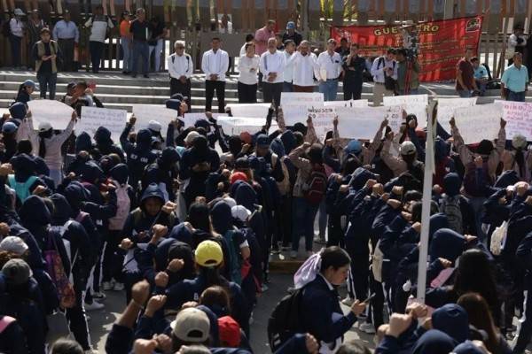 Protestan normalistas en Chilpancingo por uniformes y plazas