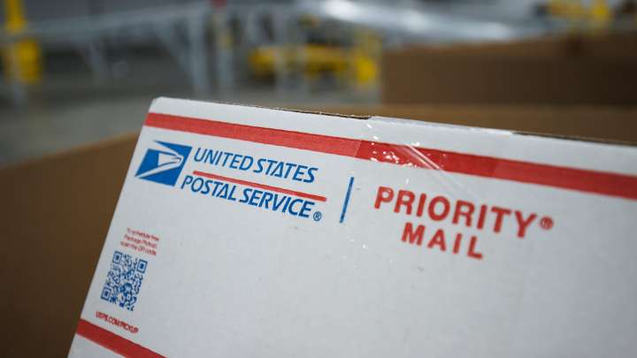 Holiday mailing deadlines 2025 for USPS, UPS, FedEx