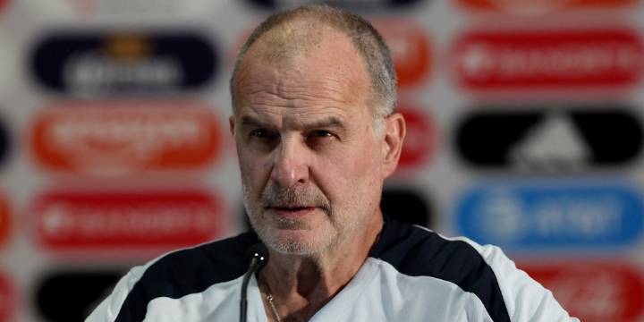Tras una reunión de cuatro horas, Uruguay confirmó la continuidad de Bielsa: el particular pedido del DT