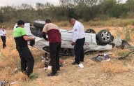 Sufre lesiones al volcar su auto en avenida Pérez Treviño