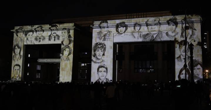 Rostros de víctimas de Palacio de Justicia de Colombia llenan su fachada en 40 aniversario