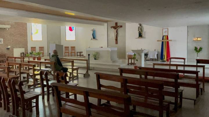 Tres robos en diez días dejaron sin luz a la parroquia San Cayetano y dan misa con velas