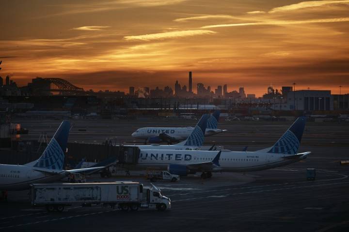US airlines cancel 1,000 flights while complying with shutdown order