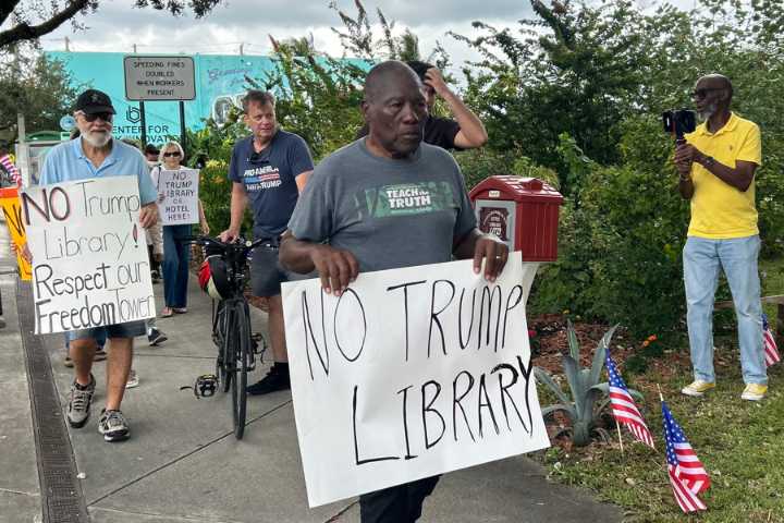 Protestan en Miami contra la futura biblioteca de Trump durante su visita a la ciudad