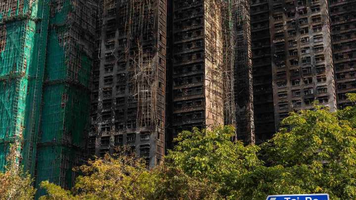 Hong Kong inició tres días de luto por mortal incendio que deja al menos 128 muertos y decenas de desaparecidos