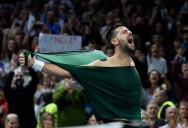 Djokovic ruge, triunfa y subraya el desaguisado: la Copa de Maestros, un canto a la improvisación