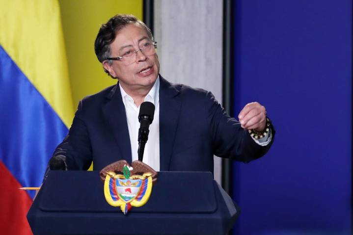 Presidente de Colombia responde cuestionamientos por pago en bar erótico