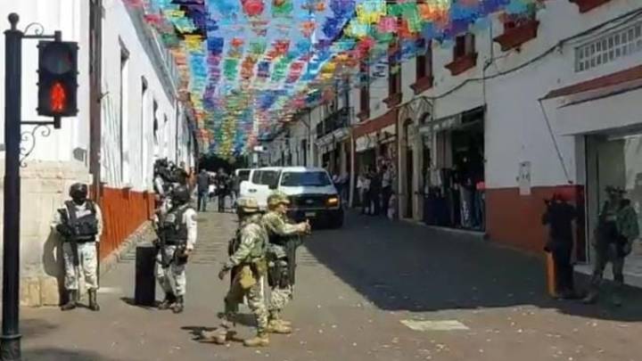 Detienen a siete escoltas de Carlos Manzo 20 días después del homicidio; son investigados por abatir al tirador