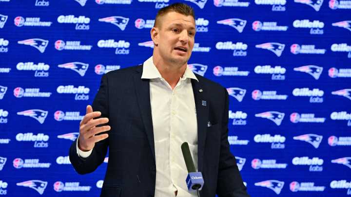 Rob Gronkowski Cracks Hilarious 4-Word Joke At Patriots Contract Ceremony
