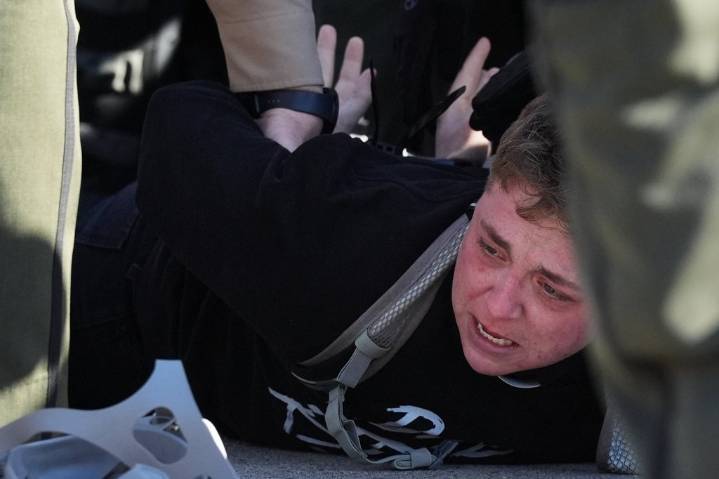 Protesters arrested after clashing with police outside Chicago-area immigration facility – Winnipeg Free Press