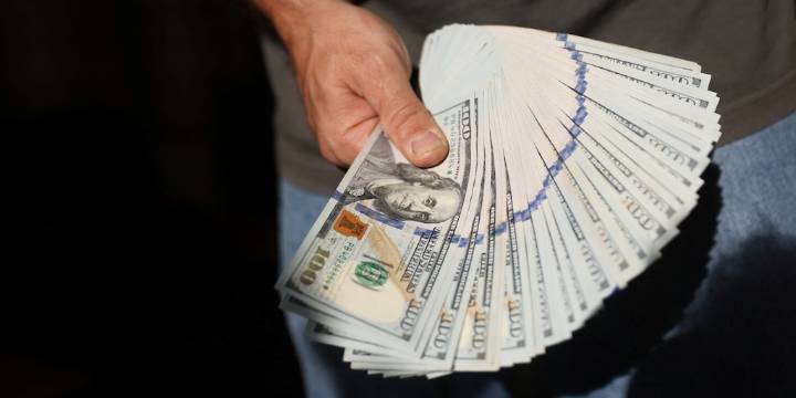 Economía bimonetaria: los argentinos siguen usando los dólares para ahorrar y los pesos para gastar