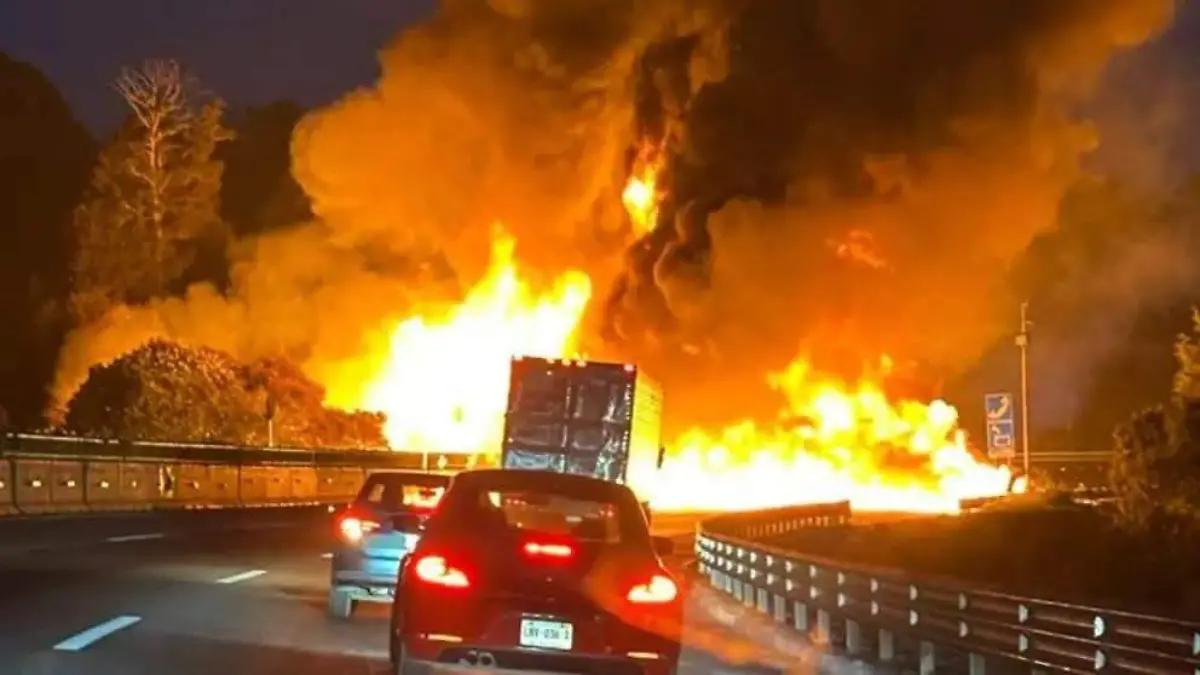 Volcadura e incendio de pipa provoca cierre total en la autopista México
