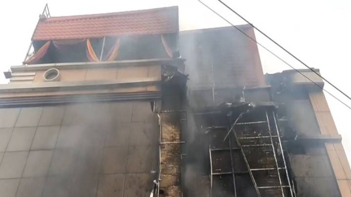 UP: Massive fire engulfs banquet hall in Gorakhpur, investigation under way