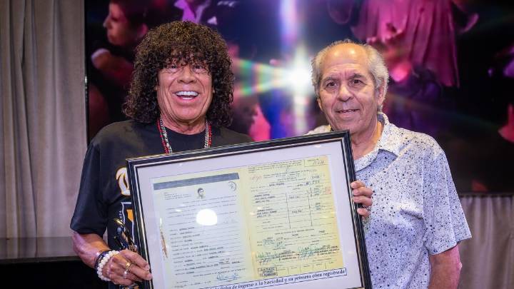 La Mona Jiménez fue reconocido por su trayectoria en el mundo de la música