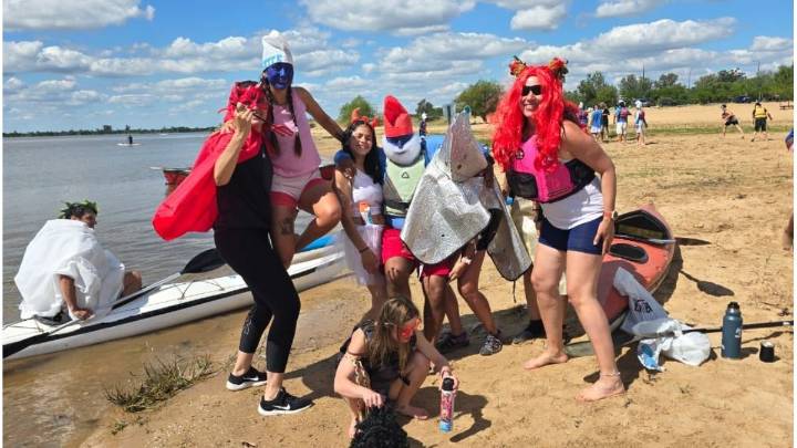 Una remada de disfraces en el Río Paraná