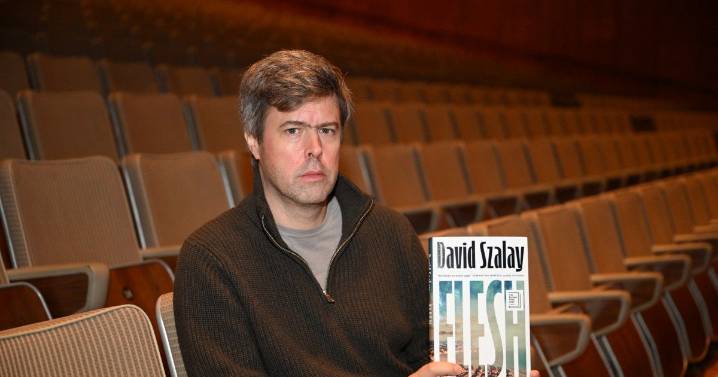 Escritor David Szalay gana el Booker Prize 2025