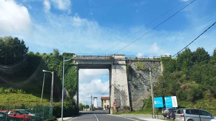 Localizan a un anciano que se perdió con el coche y pasó la noche atascado en una finca en Oza