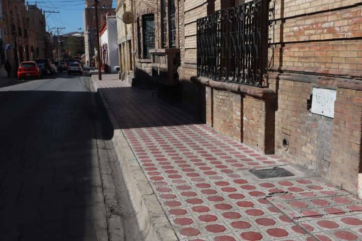 Continúa limpieza profunda en banquetas del Centro Histórico