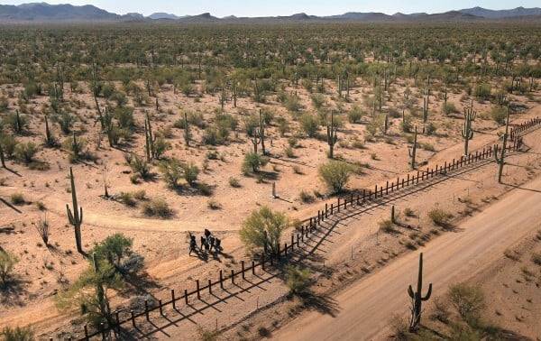 Recorren niños solos el desierto de Arizona