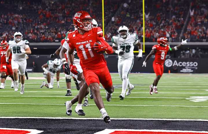 Defense delivers as UNLV rolls past Hawaii, 38