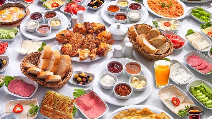 Food Guide: Top 5 Eateries In Mumbai Suburbs For Scrumptious Breakfast