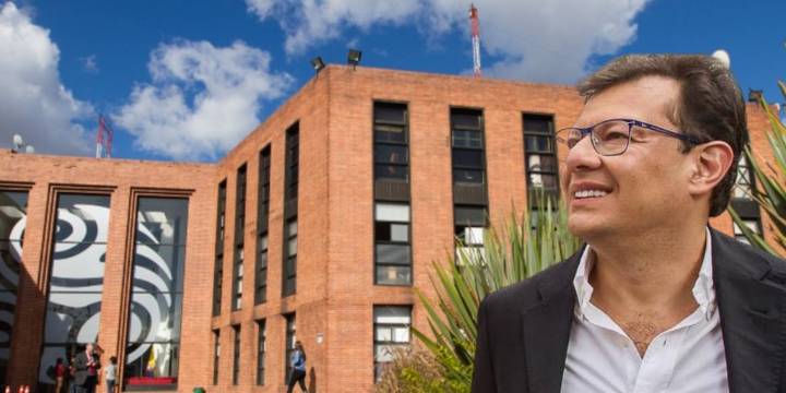 Denuncian que Hollman Morris aprobó pagos millonada a Revista Raya para “investigaciones independientes” en Rtvc