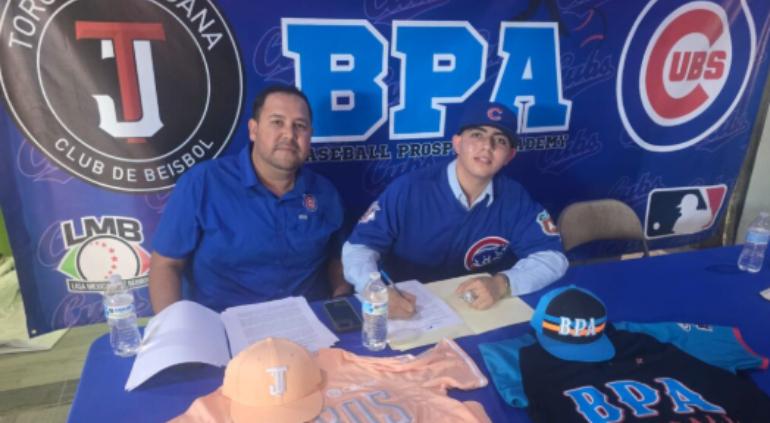 Firmó joven pelotero chihuahuense con los Chicago Cubs