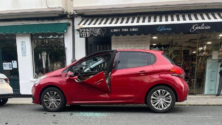 Un coche acaba reventado tras el paso de un camión de la basura en Narón: «Le arrancó la puerta»