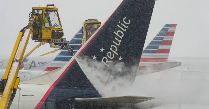 Arctic blast brings snow to Midwest, record lows to South