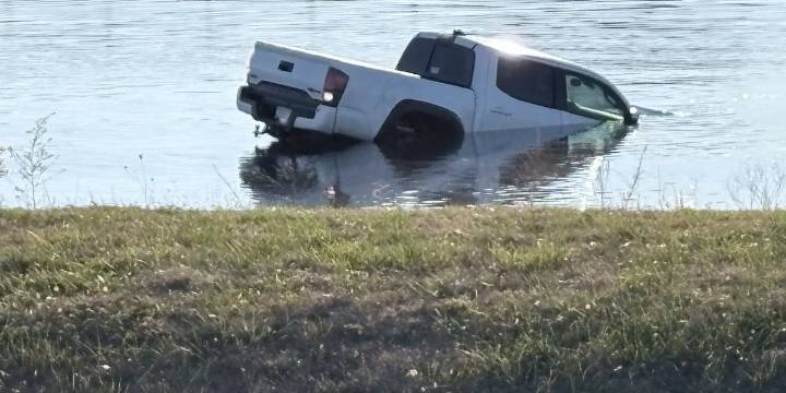 Driver dies after crashing into retention pond near Bolivar, Mo.