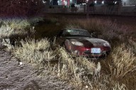 Acelerado pierde el control y sale del camino, al oriente de Saltillo