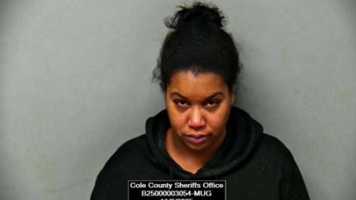 Arrestan a madre de Missouri tras amenazar con matar a sus hijos durante una transmisión en vivo de TikTok