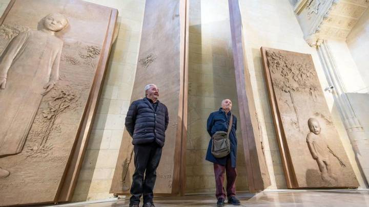 La Catedral de Burgos expone las monumentales puertas de bronce creadas por Antonio López