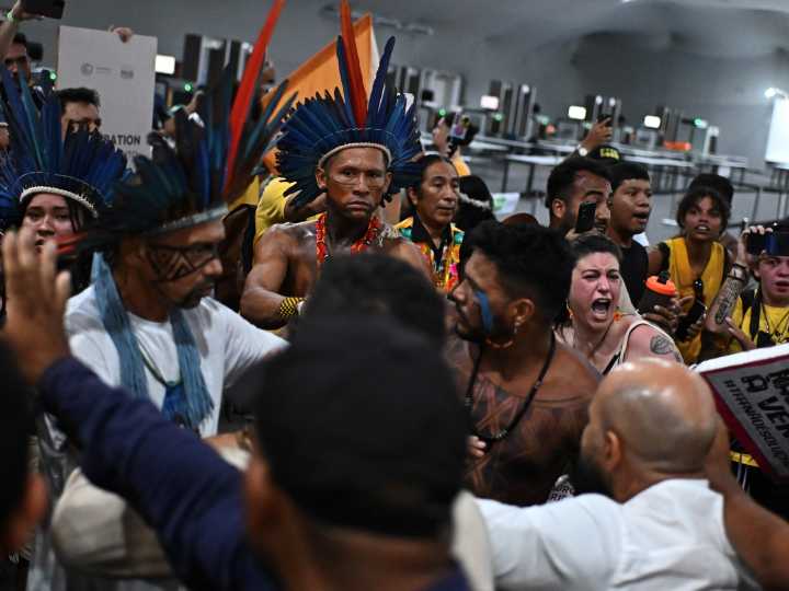 Escándalo en la COP30 de Brasil por un enfrentamiento entre grupos indígenas y agentes de seguridad