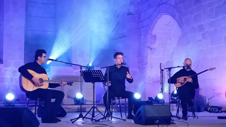 Santiago Auserón maravilla en su tierra con un recital redondo en el Monasterio de Rueda