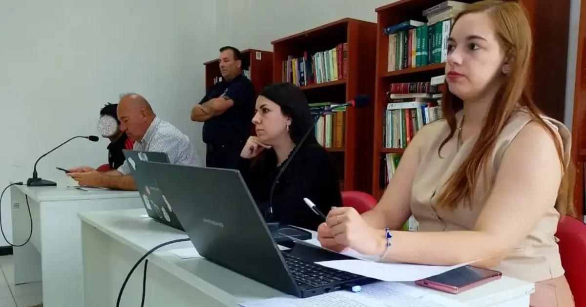 Con una botella, apuñaló a su ex en el cuello