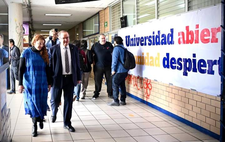 UNAM recupera normalidad: rector Lomelí recorre la Facultad de Filosofía