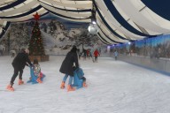 Primeros pasos sobre el hielo: así se patina en las pistas de Gijón y Oviedo