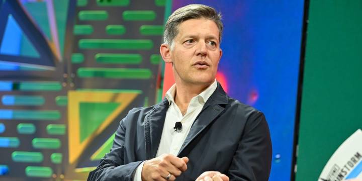 Roelof Botha steps aside as Sequoia’s steward, passing the role to Alfred Lin and Pat Grady