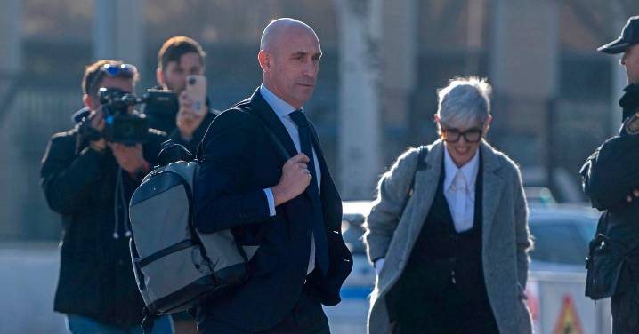 El sobrino de Rubiales, detenido tras lanzar huevos a su tío en la presentación de su libro