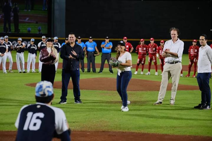Mara Lezama lanza primera bola en la Gran Final del torneo Rising Stars 2025