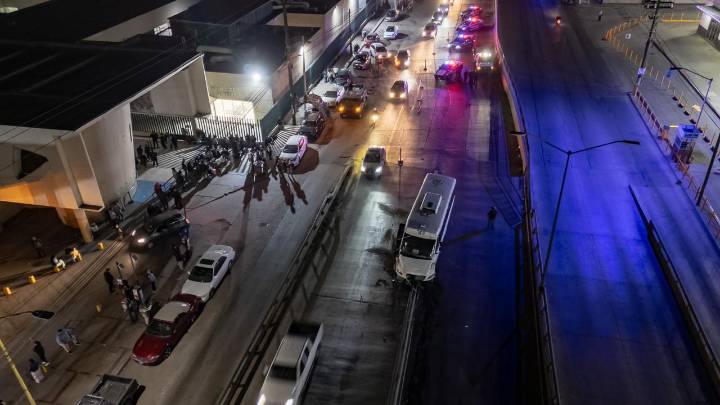 Camión de personal queda embancado en el puente de la 5y10