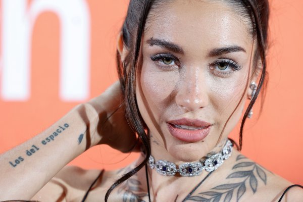 María Becerra, soñaremos con tu vestido de plumas de hoy a Nochevieja