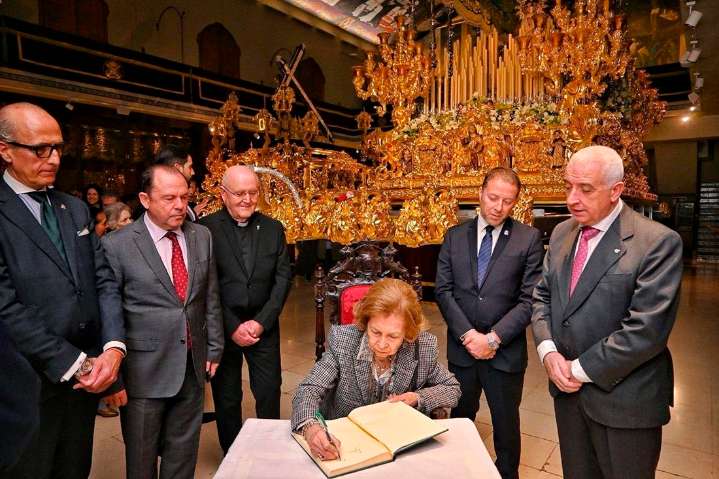 La reina doña Sofía acepta el título de camarera de honor de la Virgen de la Esperanza