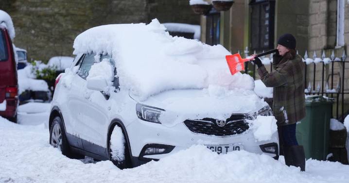 Met Office tells Brits pack emergency kit with 9 things in car amid snow warnings